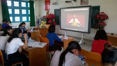 Tập thể CB-GV-NV nghe báo cáo do GS.TS Hoàng Chi Bảo nói chuyện.