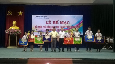 Ban tổ chức trao giải nhất, nhì, ba, khuyến khích cho các trường tham dự