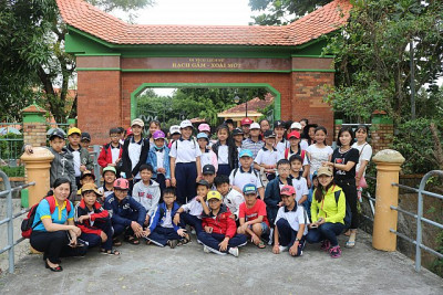 Học sinh tham quan khu di tích lịch sử