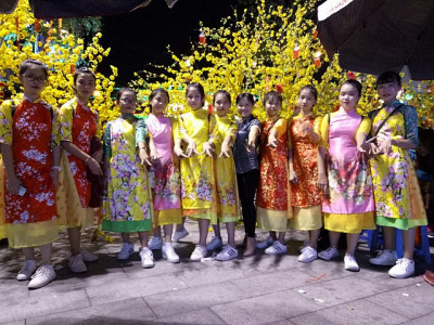 Học sinh chụp hình lưu niệm