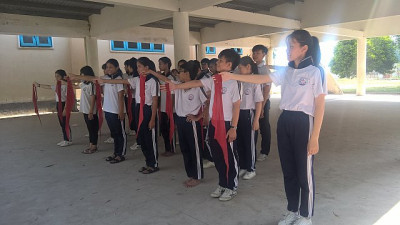 Học sinh tập nghi thức chuẩn bị hội thi