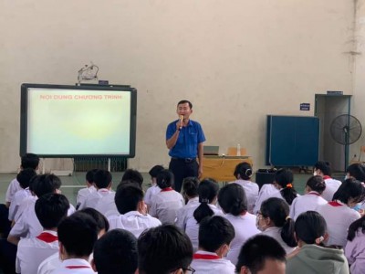 Đ/c Nguyễn Công Lý báo cáo viên của lớp học