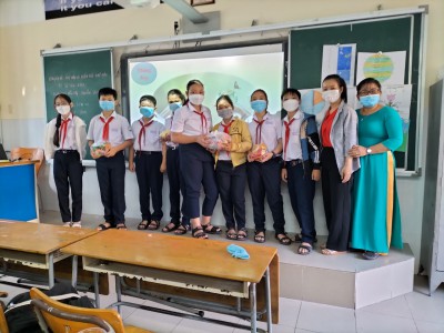 Trao thưởng cho các em