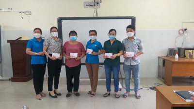 Cô Võ Thị Hà (bìa trái)- Chủ tịch công đoàn trường trao quà cho công đoàn viên