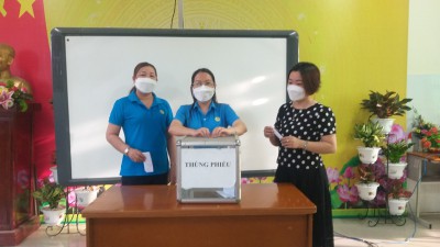 Đ/c Phạm Thị Bích Thủy - Bí thư chi bộ (giữa)