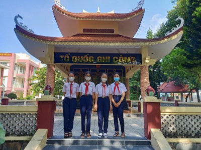 Học sinh viếng đài liệt sĩ