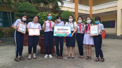 ·Cô Phạm Thị Bích Thủy (giữa) chúc mừng đội văn nghệ trường.