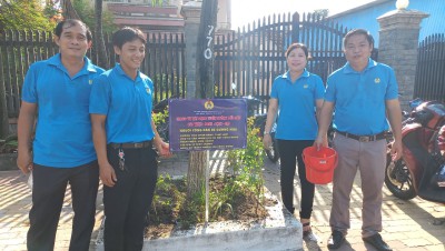 Công đoàn nhà trường tham gia trồng cây