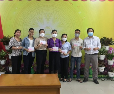 Cô Võ Thị Hà - Chủ tịch công đoàn trường trao phần quà cho công đoàn viên