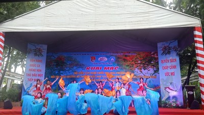 Học sinh tham gia thi văn nghệ