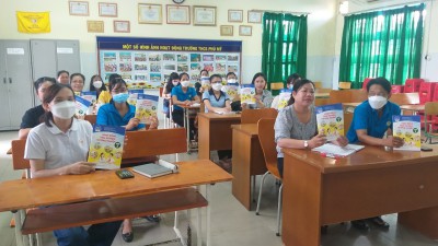 Cô Huỳnh Thanh Tâm - phó Hiệu trưởng cùng tham dự (trên cùng bên trái)