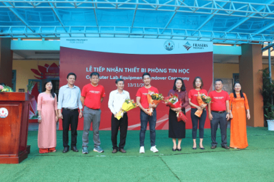 Nhà trường tặng hoa cho đại biểu và nhà tài trợ