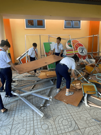 Học sinh khối 9 tích cực tham gia vệ sinh trường lớp