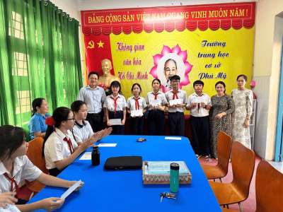 Lãnh đạo trường THCS Phú Mỹ động viên học sinh trước kỳ thi quan trọng
