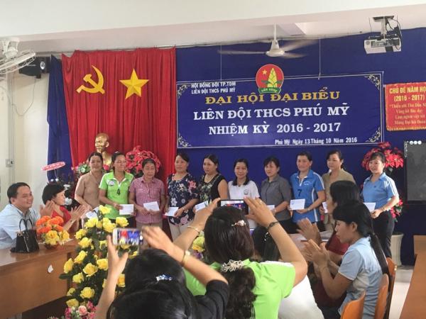 Nhận phần thưởng công đoàn các cấp