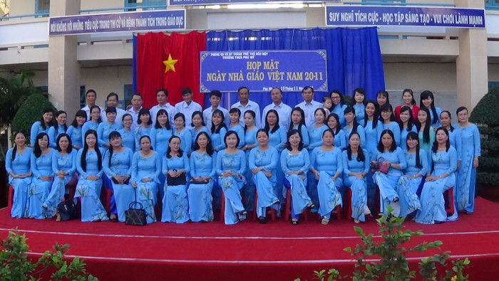 Tập thể giáo viên chụp ảnh lưu niệm