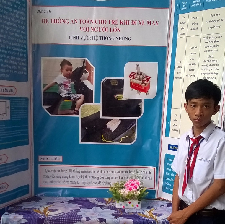 Hệ thống an toàn cho trẻ khi đi xe máy với người lớn