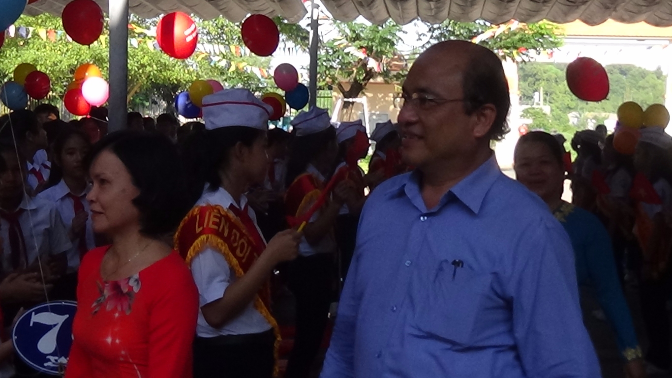 Đ/c Lâm Phi hùng - Phó BT Thường trực Thành Ủy TPTDM về dự lễ khai giảng
