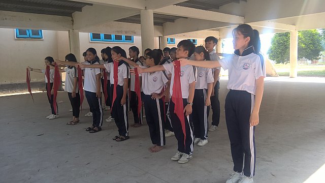 Học sinh tập nghi thức chuẩn bị hội thi
