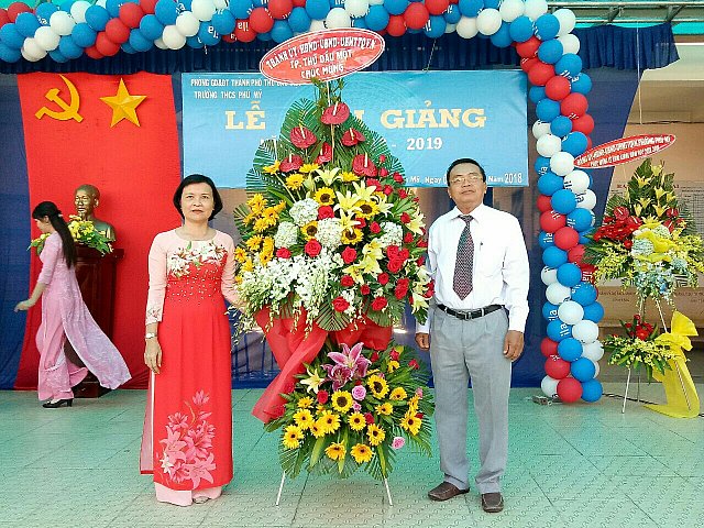 Đại biểu tặng hoa chúc mừng khai giảng năm học : 2018 - 2019
