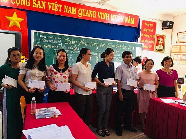 Khen thưởng giáo viên có thành tích trong bồi dưỡng học sinh giỏi và vượt chỉ tiêu trong giảng dạy