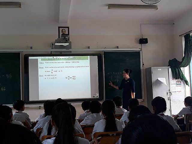Giáo viên bộ môn Toán - giảng dạy trên ứng dụng bảng tương tác thông minh