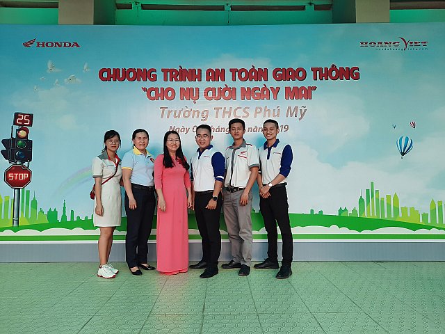 Ban giám hiệu chụp hình lưu niệm