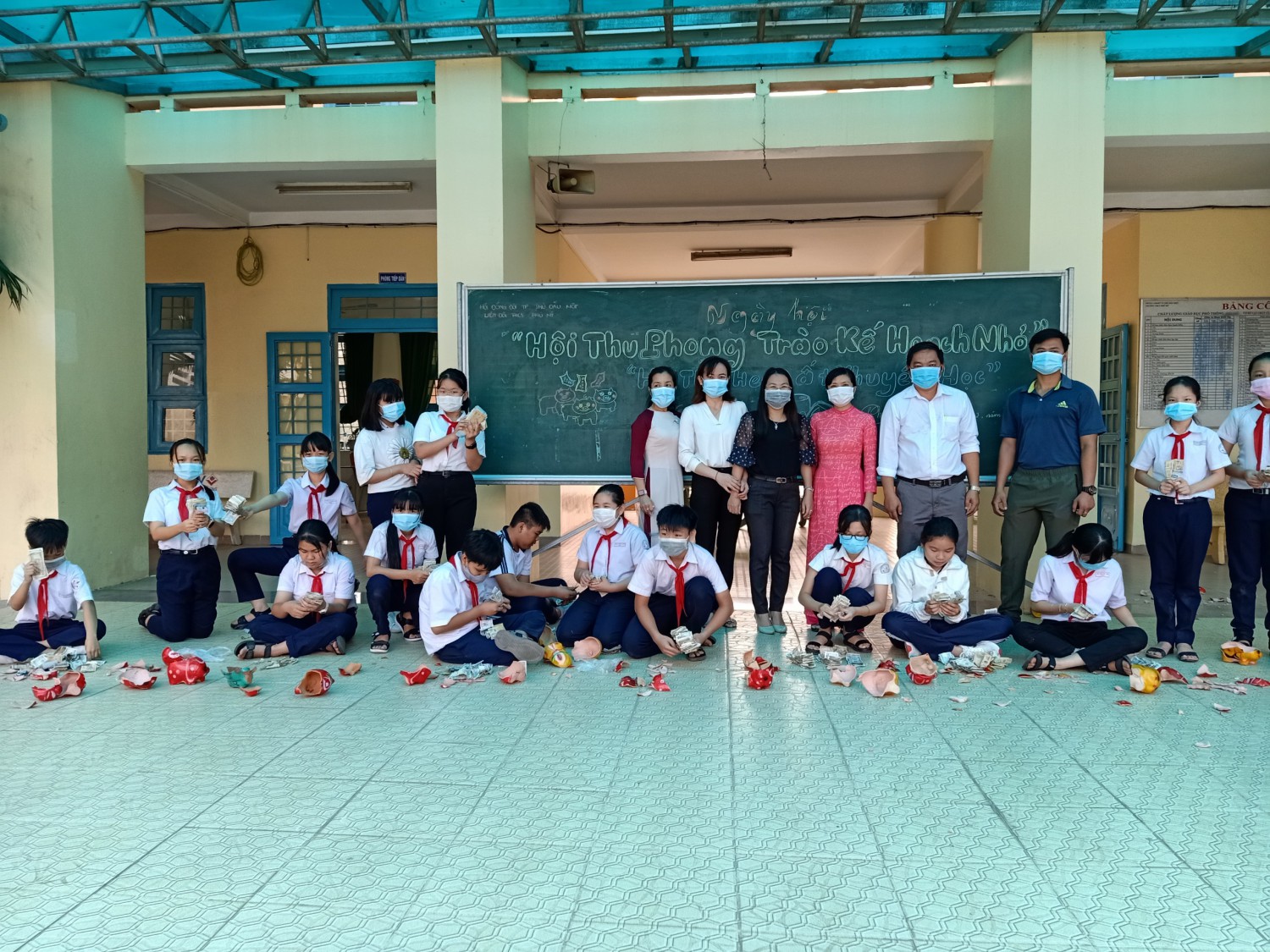 Hội thu kế hoạch nhỏ và tổng kết phong trào nuôi heo đất