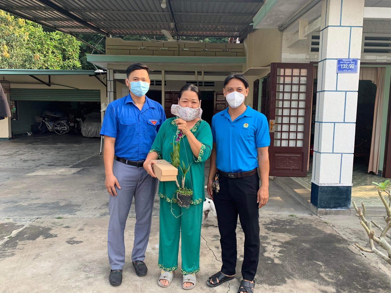 Thăm giáo viên nghỉ hưu nhân ngày 20-11