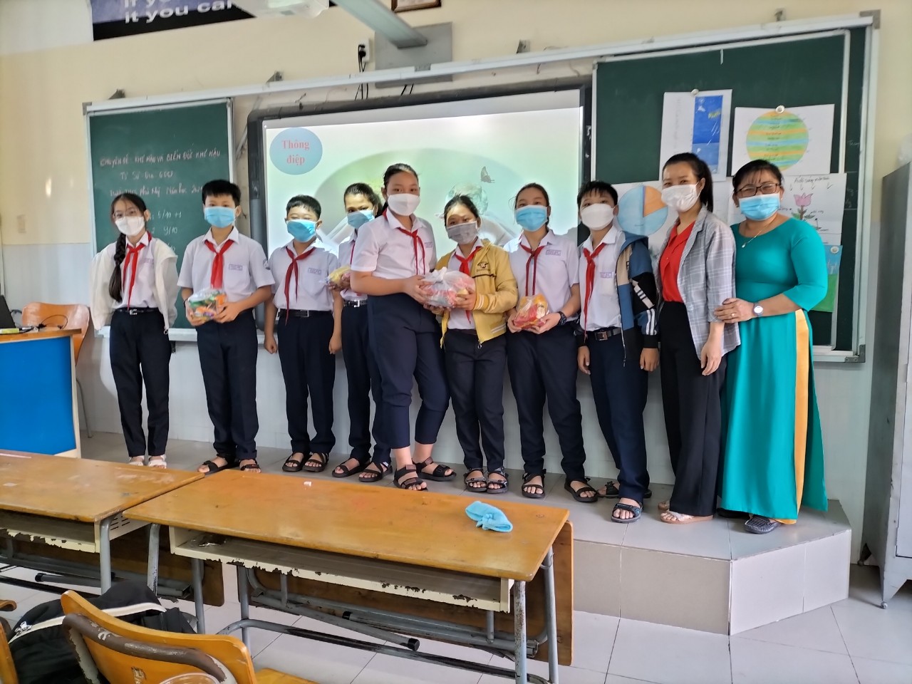 Trao thưởng cho các em