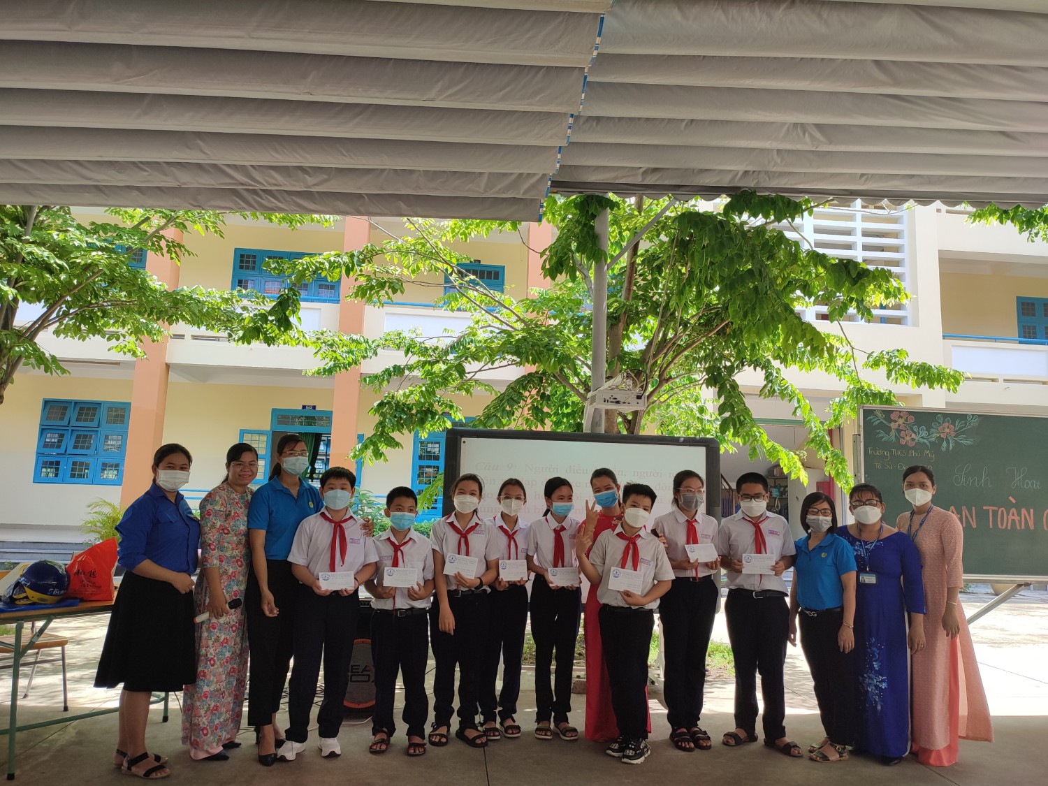 Quý thầy cô tổ Sử - Địa - GDCD trao thưởng cho học sinh