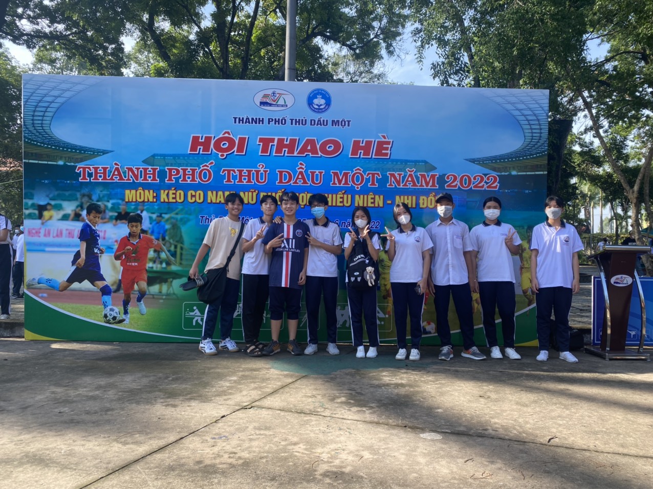 Học sinh tham gia môn thi kéo co nam - nam