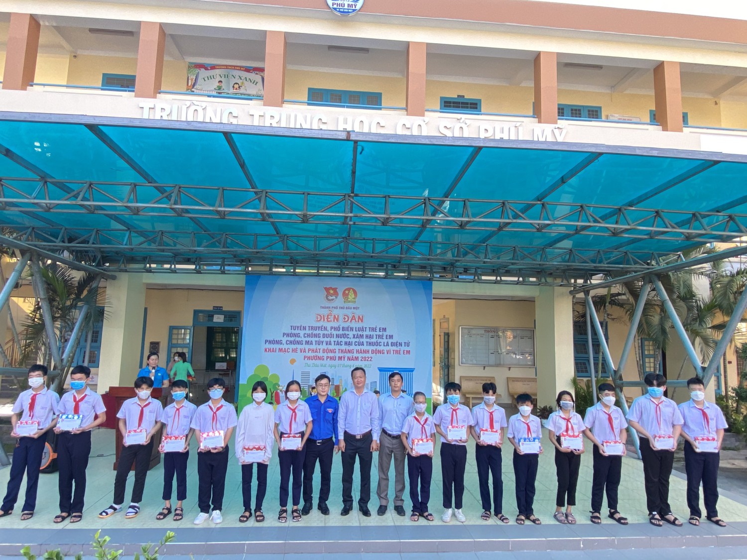 Đại biểu tặng quà cho học sinh