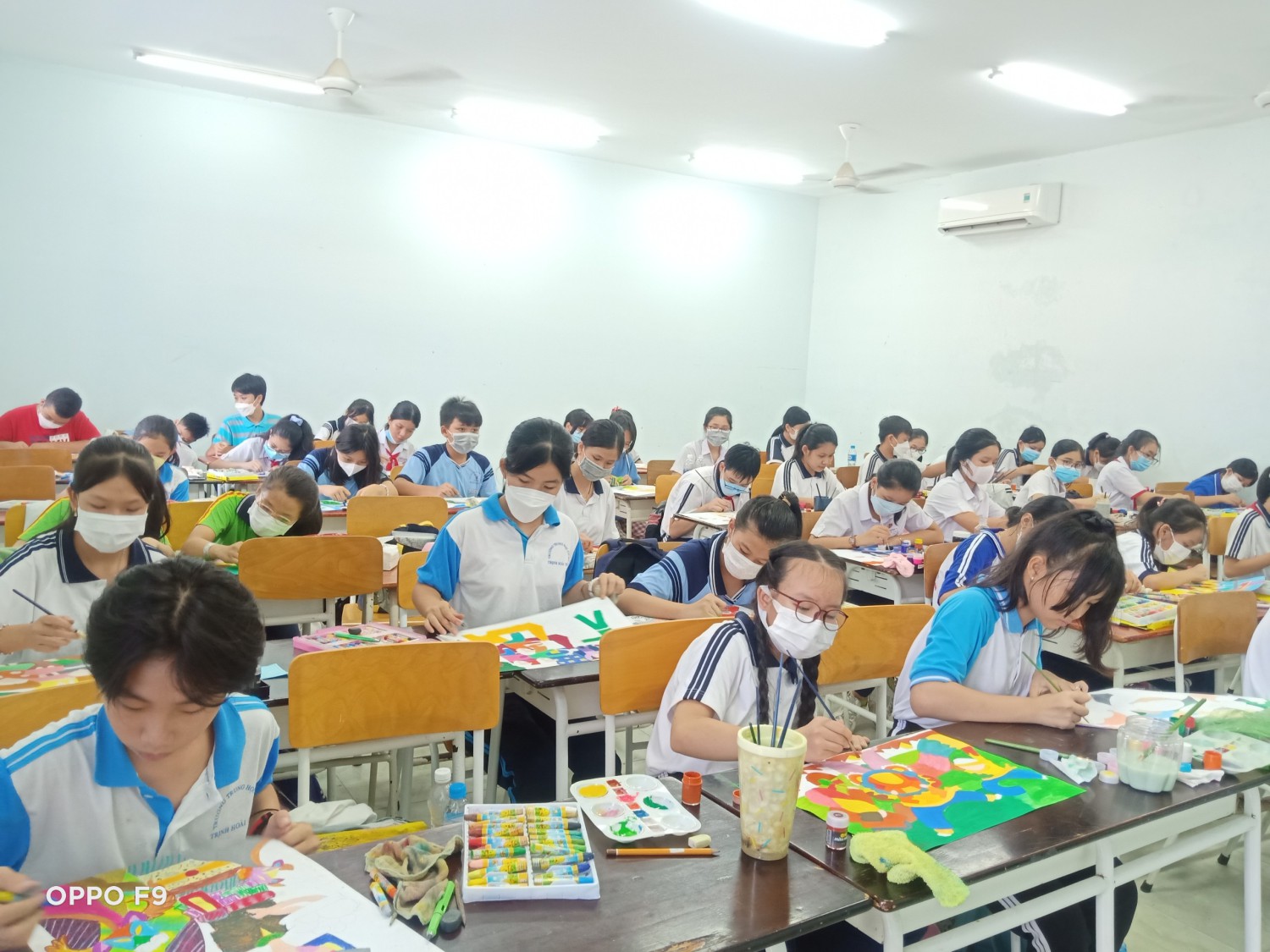 Các em đang tham gia thi vẽ tranh 