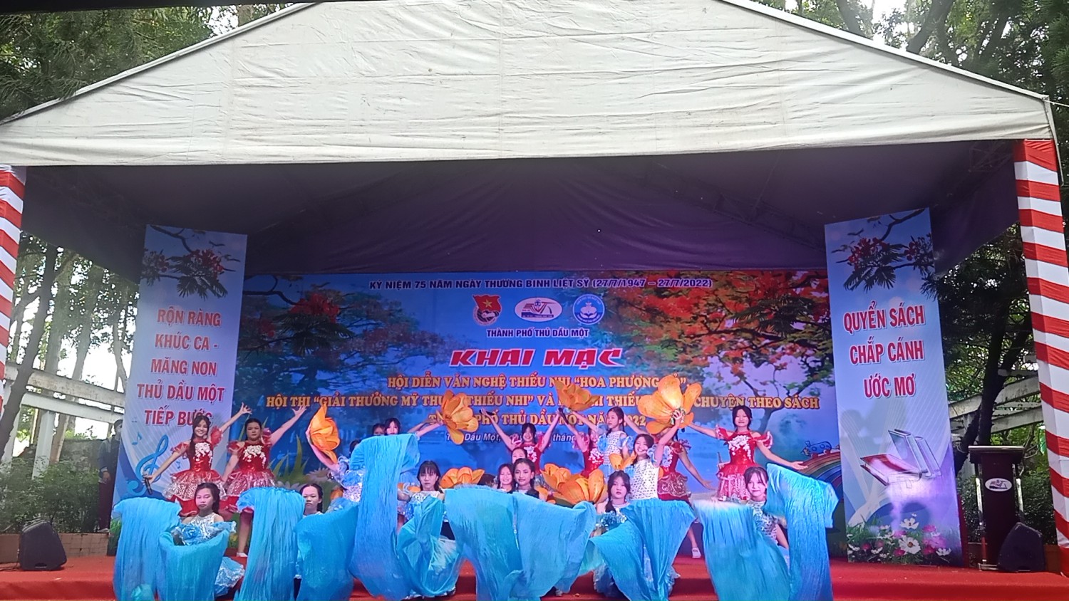Học sinh tham gia thi văn nghệ