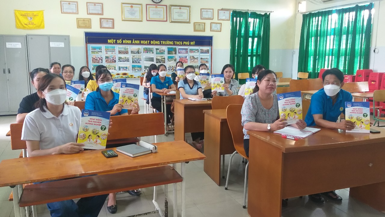 Cô Huỳnh Thanh Tâm - phó Hiệu trưởng cùng tham dự (trên cùng bên trái)