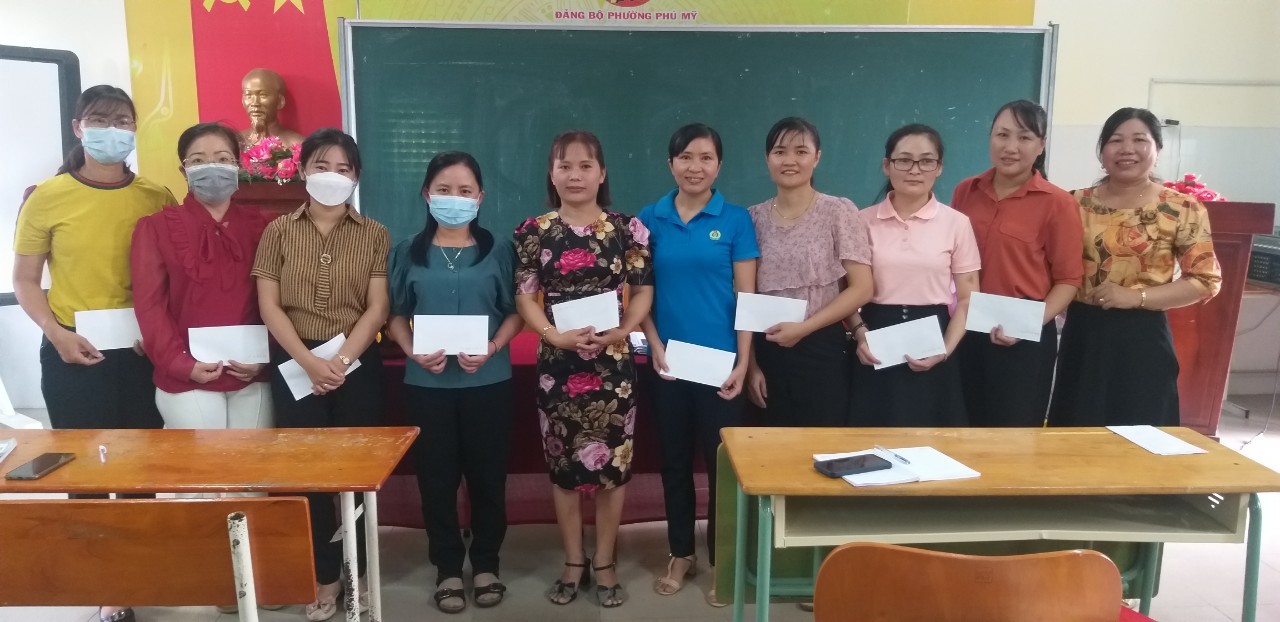 Công đoàn trường THCS Phú Mỹ tổ chức mừng sinh nhật công đoàn viên có tháng sanh 7 và 8