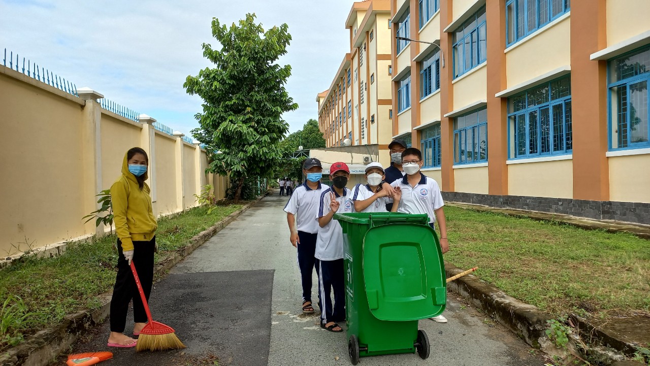 Đoàn viên giáo viên và học sinh cùng tham gia lao động