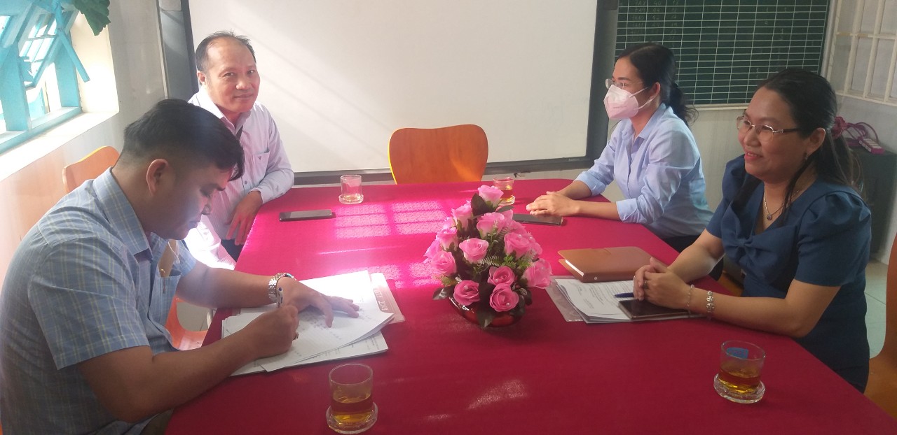 Đoàn làm việc với lãnh đạo nhà trường