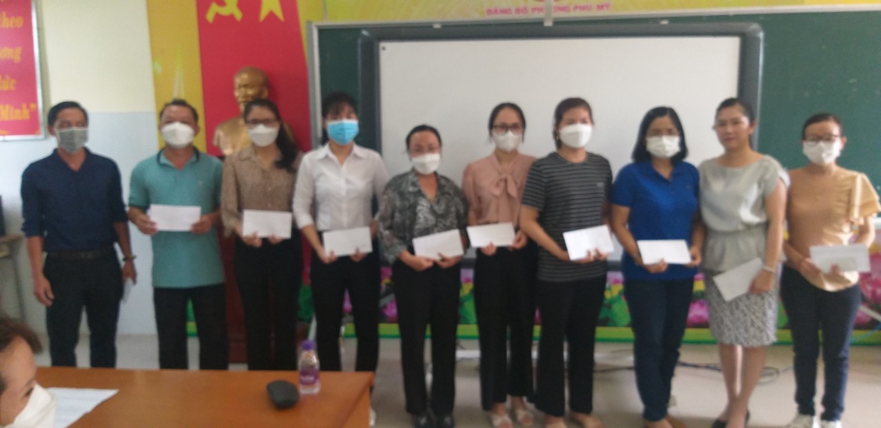 Đ/c Nguyễn Ngọc Sin - phó chủ tịch công đoàn trường trao quà sinh nhật cho công đoàn viên