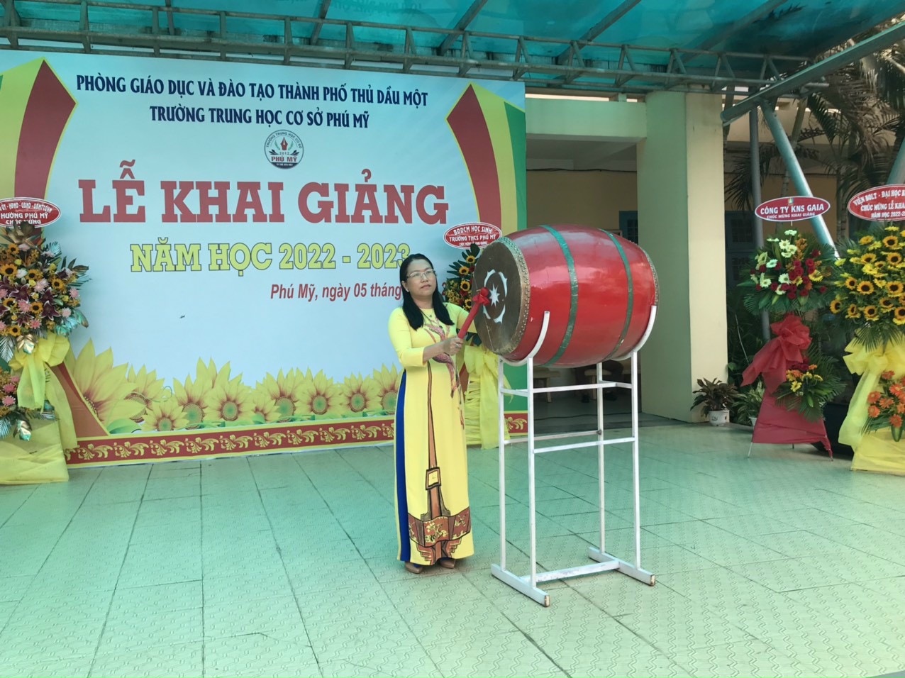 Cô Phạm Thích Thuỷ - Hiệu trưởng nhà trường đánh trống khai giảng