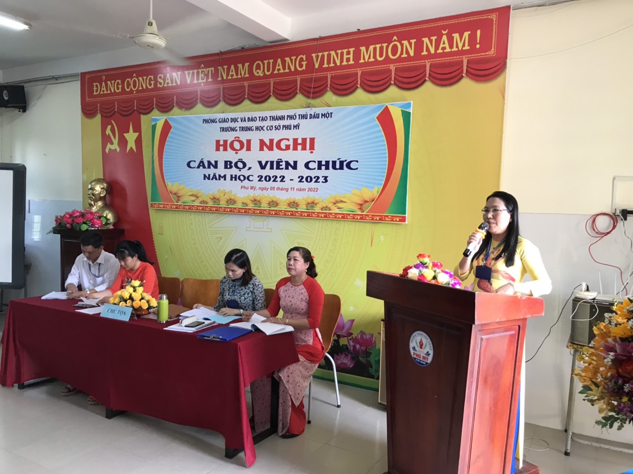 4Cô Phạm Thị Bích Thủy Bí thư chi bộ Hiệu trưởng Báo cáo tóm tắt kết quả năm học 2021 2022 và thông qua Kế hoạch Giáo dục nhà trường năm học 2022 2023