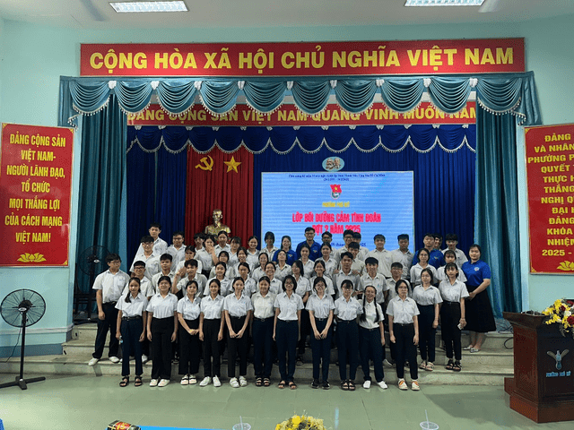 Tổ chức lớp cảm tình Đoàn năm 2025 cho các em học sinh ưu tú khối 9 Trường THCS Phú Mỹ